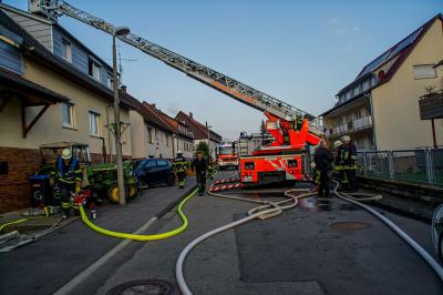 Sindelfingen-Darmsheim: Starke Rauchentwicklung aus Kamin ruft Feuerwehr auf den Plan.